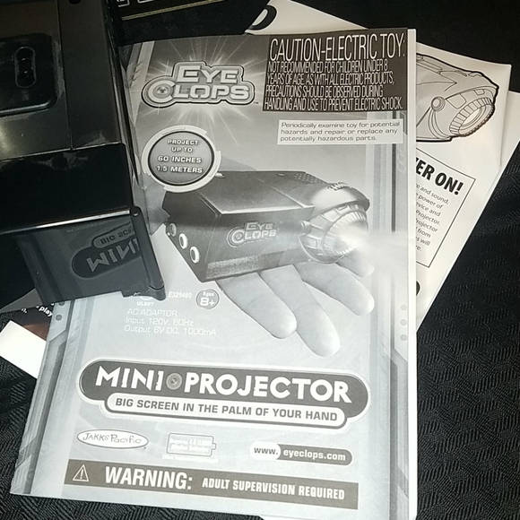Eye Clops Mini Projector Movie Projector - Picture 2 of 6